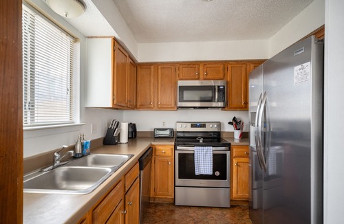 East Riverside - Oltorf House | Cozy & Central Home with Backyard - 7 Min Downtown