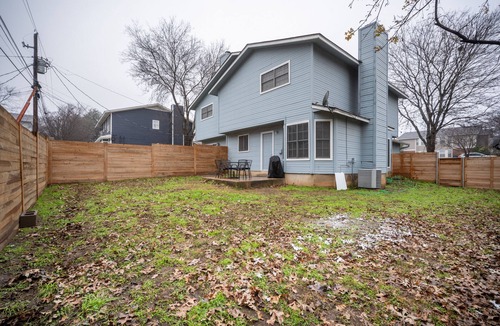 East Riverside - Oltorf House | Cozy & Central Home with Backyard - 7 Min Downtown