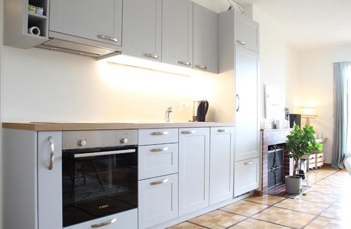 Lens Apartment | Cozy & Central | Rainbow A