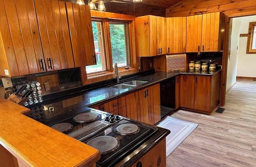 Glen Huron Ski Chalet | Cozy chalet, minutes from Blue Mountain, wood-burning stove, fully renovated.