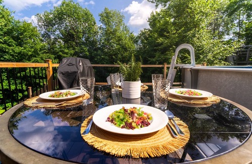 Grenville-sur-la-Rouge Cottage | Cozy chalet with Pool and Spa