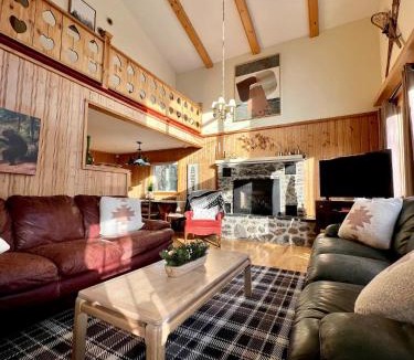 Montgomery Center House | Cozy Chalet at Jay Peak