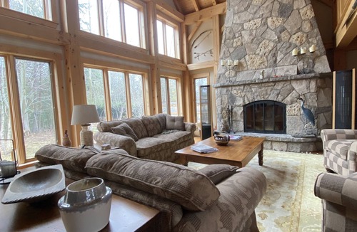 Craigleith Ski Chalet | Cozy Chalet/Cottage - Ravine Lot with Hot Tub - Sleeps 8