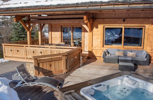 Le Chinaillon Ski Chalet | Cozy Chalet for 11, Near Slopes, Stunning Views, BBQ, Volleyball & More! - Le Grand-Bornand