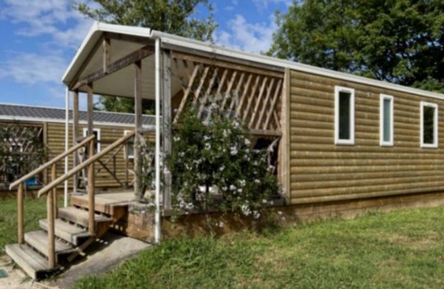 Saint-Vincent-de-Lamontjoie Ski Chalet | Cozy Chalet for 4 with Terrace