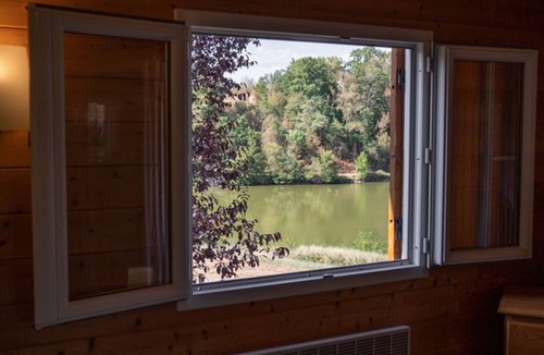 Naucelle Ski Chalet | Cozy chalet for 5 people with terrace, pond view