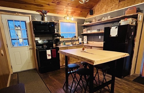 Kimball Lake Shores Cabin | Cozy Chalet, Hot Tub, 25min to N. Conway, 15min to pleasant mountain, Dogs ok