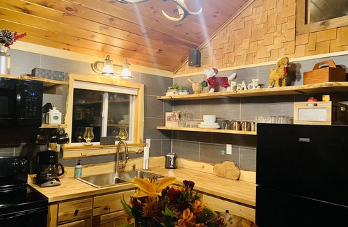Kimball Lake Shores Cabin | Cozy Chalet, Hot Tub, 25min to N. Conway, 15min to pleasant mountain, Dogs ok