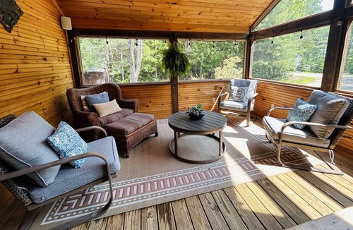Kimball Lake Shores Cabin | Cozy Chalet, Hot Tub, 25min to N. Conway, 15min to pleasant mountain, Dogs ok