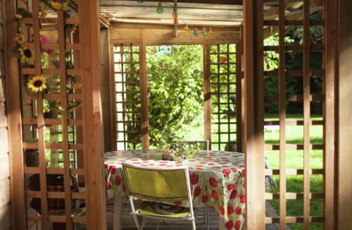 Vitz-sur-Authie House | Cozy chalet in Ponchel with pond