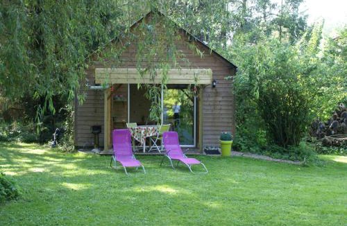 Vitz-sur-Authie House | Cozy chalet in Ponchel with pond