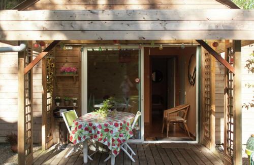 Vitz-sur-Authie House | Cozy chalet in Ponchel with pond