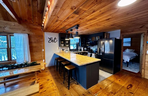 Lancaster Ski Chalet | Cozy Chalet – Mtn View+ Hot Tub+ Hike+ Santa's Vil