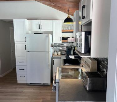 The Bluff House | Cozy chalet near the beach