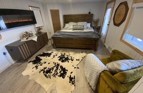 Val-Brillant Ski Chalet | Cozy chalet on the lake, 9 km from Val d’Irene ski station.