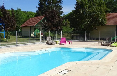 Deux Rivieres Ski Chalet | Cozy Chalet Sleeps 6 with Terrace