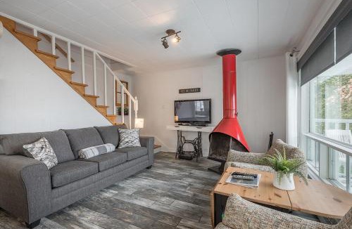 Chertsey Ski Chalet | Cozy Chalet With a Panoramic Lake View and Spa