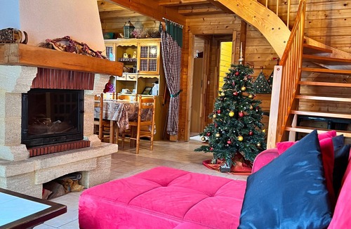 Taintrux Cottage | Cozy chalet with fireplace in Taintrux