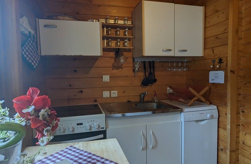 Taintrux Cottage | Cozy chalet with fireplace in Taintrux