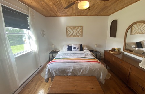 Found Mills House | Cozy Chalet with Water View, Kayaks and Hot Tub on the Stanley River
