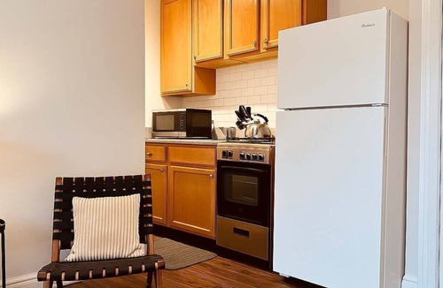 Hyde Park Apartment | Cozy Charm Studio Apt in Chicago