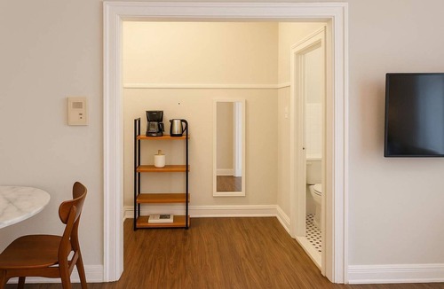 Hyde Park Apartment | Cozy Charm Studio Apt in Chicago