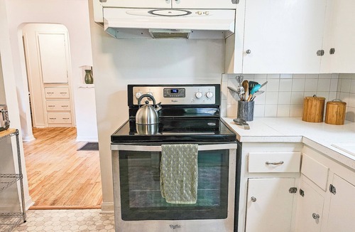 Springfield House | Cozy & Charming 3-bedroom cottage in Springfield - Great Location! Pet friendly!