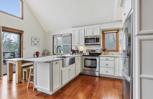 Basye Cabin | Cozy Charming Cabin 1 Block from Bryce Resort to Bike 🚴🏻‍♂️ Golf 🏌️‍♀️Hike 🥾