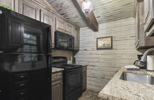 Indian Point Villa | Cozy & Charming Cabin Near Silver Dollar City - Indian Point (C21)