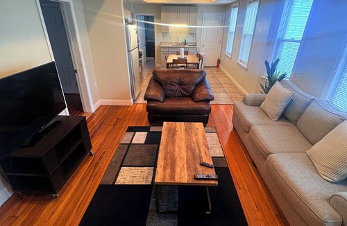 Malden House | Cozy Charming Convenient 3 bedroom apartment