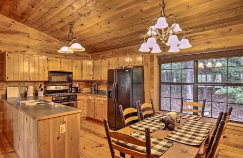 Hidden Lake House | Cozy Cherry Log Cabin about 10 Mi to Mercier Orchards