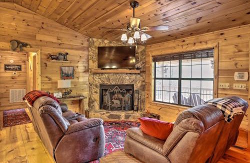 Hidden Lake House | Cozy Cherry Log Cabin about 10 Mi to Mercier Orchards