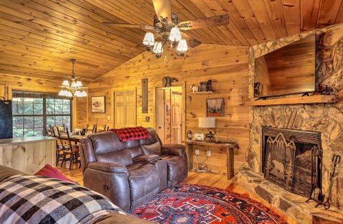 Hidden Lake House | Cozy Cherry Log Cabin about 10 Mi to Mercier Orchards