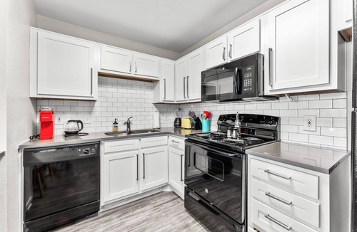 Pleasant Valley Apartment | Cozy Chic 2BR King Suite w Gym Pool Close to DT