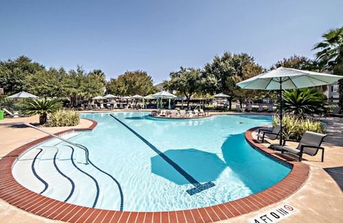 Pleasant Valley Apartment | Cozy Chic 2BR King Suite w Gym Pool Close to DT