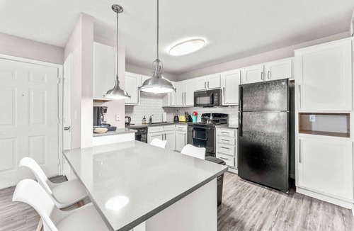 Pleasant Valley Apartment | Cozy Chic 2BR King Suite w Gym& close to DT