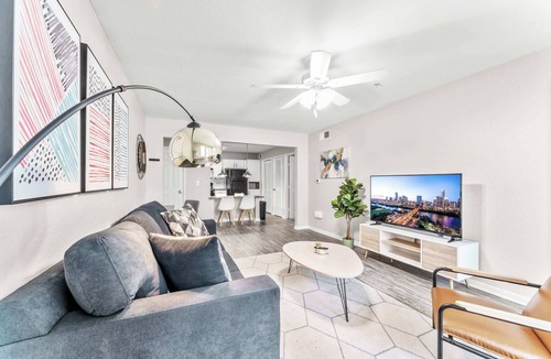 Pleasant Valley Apartment | Cozy Chic 2BR King Suite w Gym& close to DT