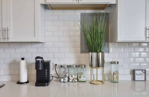 Oak Park Apartment | Cozy Chic 4BD 2BA Oak Park Penthouse