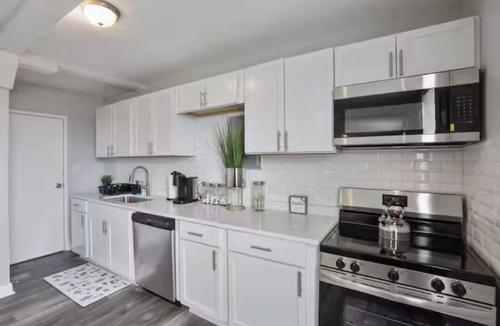 Oak Park Apartment | Cozy Chic 4BD 2BA Oak Park Penthouse