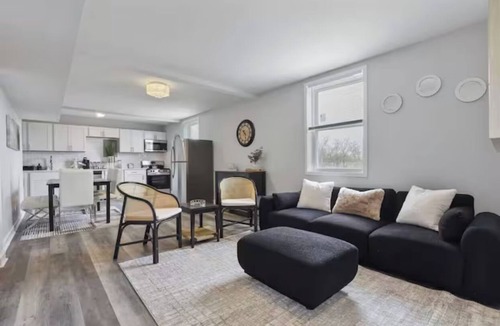 Oak Park Apartment | Cozy Chic 4BD 2BA Oak Park Penthouse