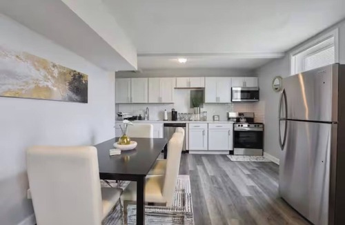 Oak Park Apartment | Cozy Chic 4BD 2BA Oak Park Penthouse