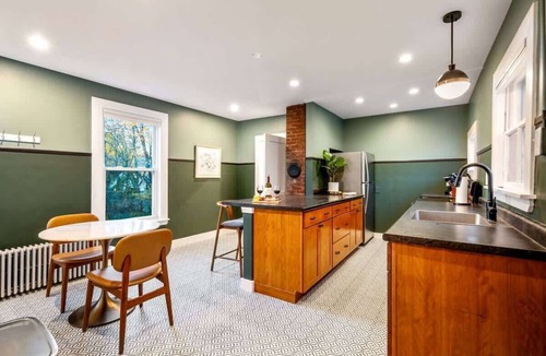 Deering Center Apartment | Cozy & Chic Apartment 2BR 1.5BA
