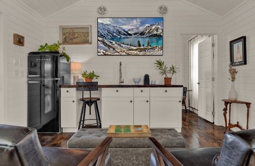 Stonewall Cabin | Cozy Chic Cabin on Texas Wine Trail