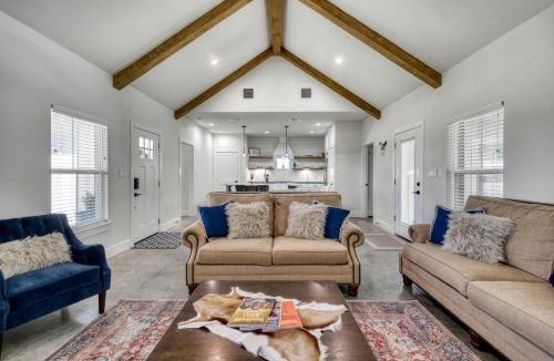 Washington House | Cozy Chic Cabin with Fire Pit, BBQ and Countryside Views in Texas