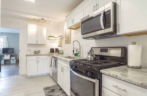 Hazel Park House | Cozy Chic House 3 Bdrm/1.5 Bath 📍 10 min to Detroit