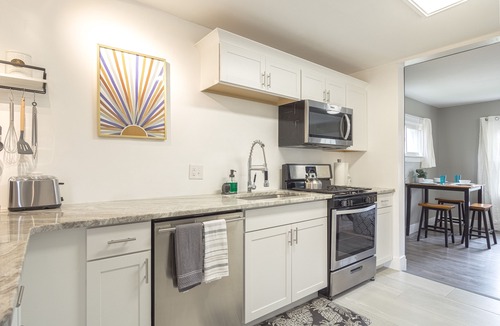 Hazel Park House | Cozy Chic House 3 Bdrm/1.5 Bath 📍 10 min to Detroit