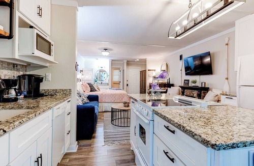 Lake Lure Condo | Cozy Chic Lake Lure Studio Rumbling Bald Resort Access!