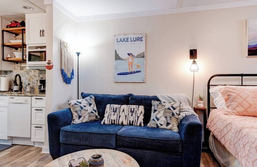 Lake Lure Condo | Cozy Chic Lake Lure Studio Rumbling Bald Resort Access!