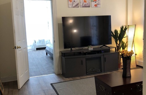 Stockade Historic District Apartment | Cozy-Chic Urban Retreat - King bed, washer/dryer
