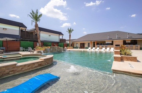 North Houston Apartment | Cozy & Chic - Worker Friendly w/Gym Pool & Lndry
